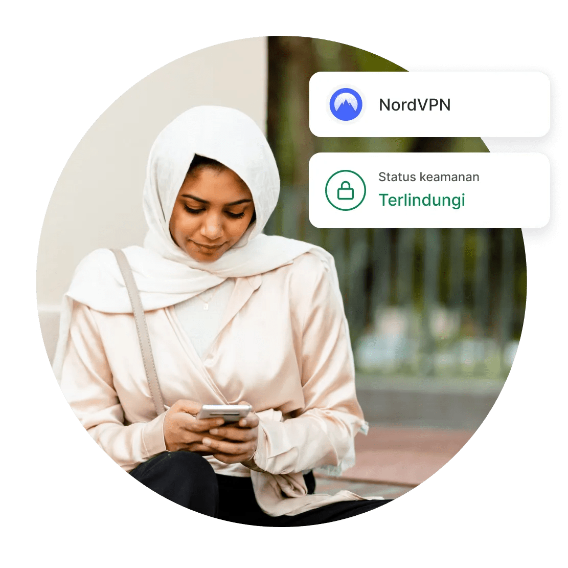 Seorang wanita menggunakan klien VPN NordVPN di ponselnya untuk mengamankan koneksinya.