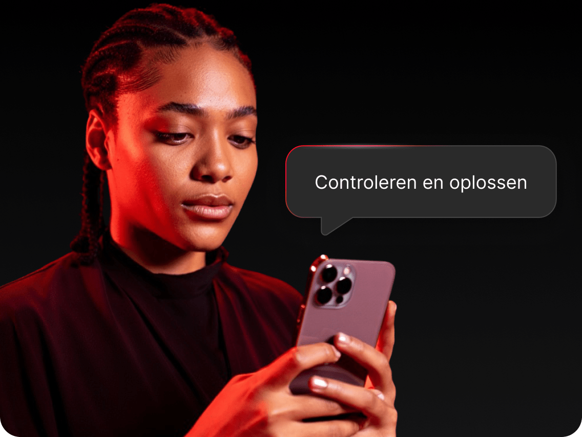 Een vrouw bekijkt een Dark Web Monitor-waarschuwing op haar telefoon en maakt zich klaar om het probleem op te lossen.