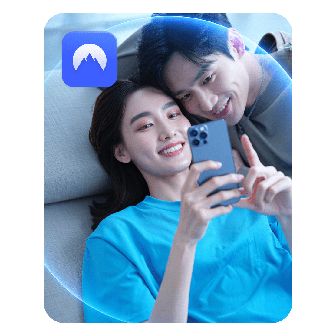 一對情侶透過 NordVPN 線上防護瀏覽網路。