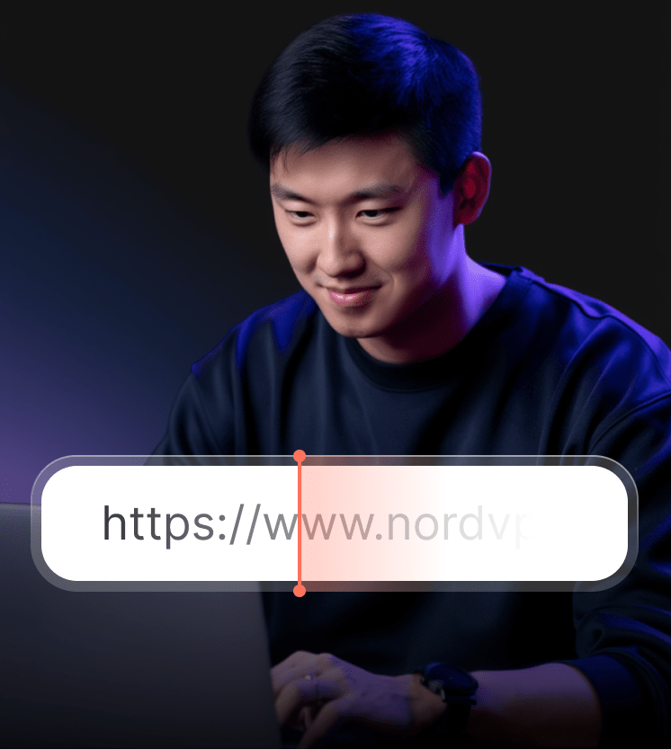 一名男子在使用筆記型電腦，新一代 AV 正在清除網址中的追蹤參數。