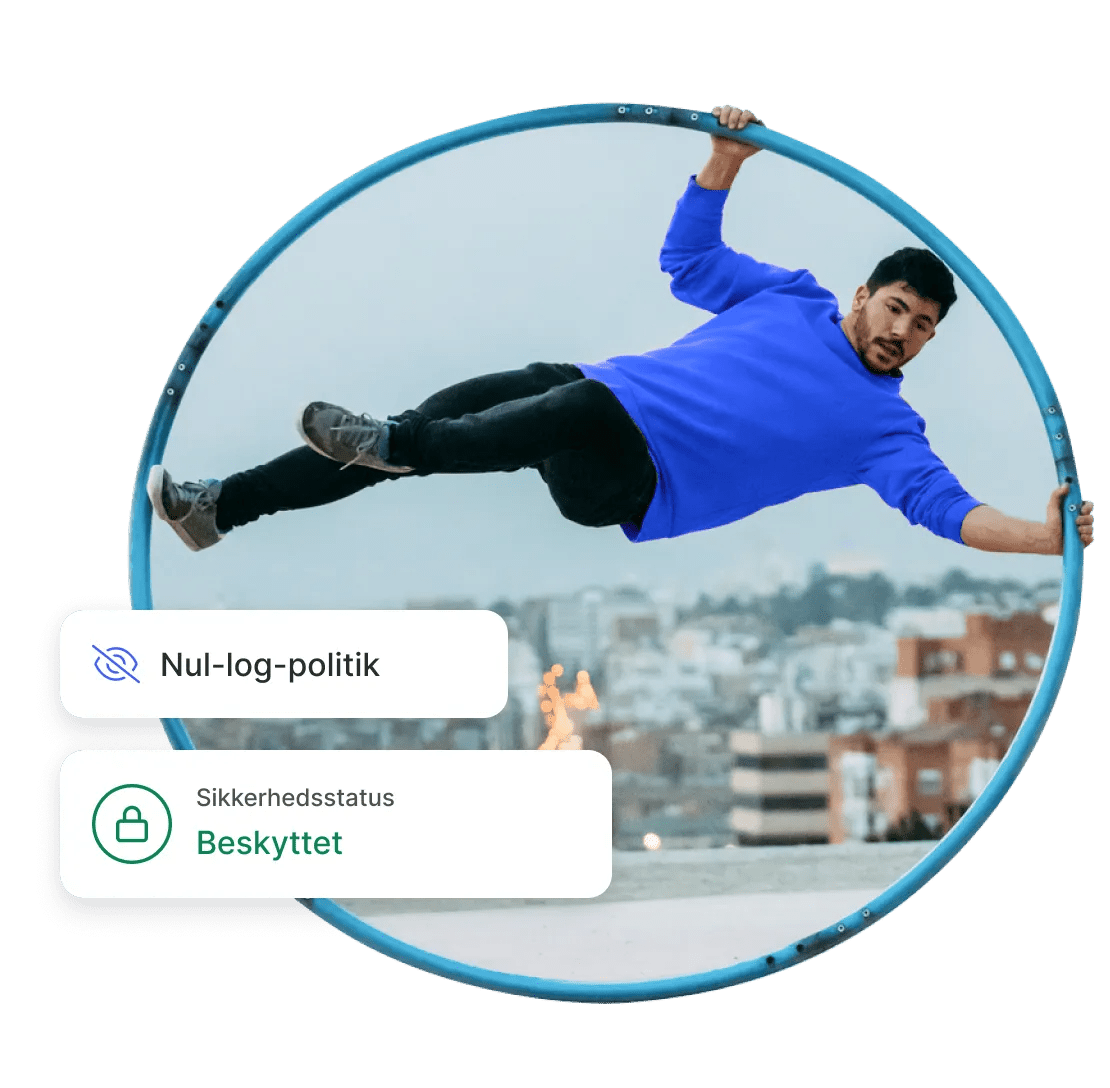 En person, der balancerer på et Cyr wheel, føler sig fri og sikker, vel vidende at NordVPN ikke logger personens internettrafik.