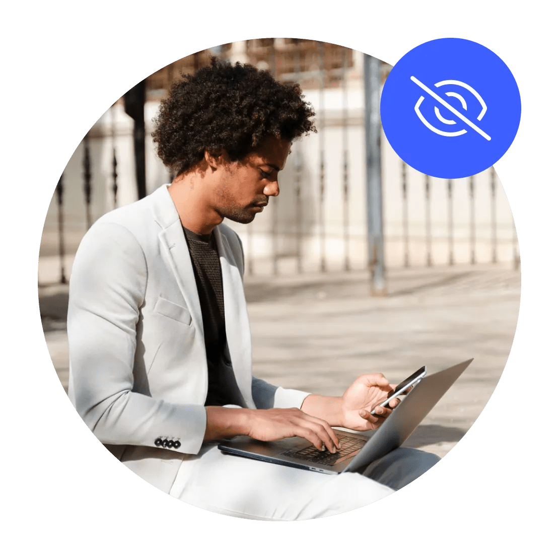 En person, der surfer på nettet på sin bærbare computer og smartphone, er sikker på, at vedkommendes VPN-udbyder ikke logger nogen data.