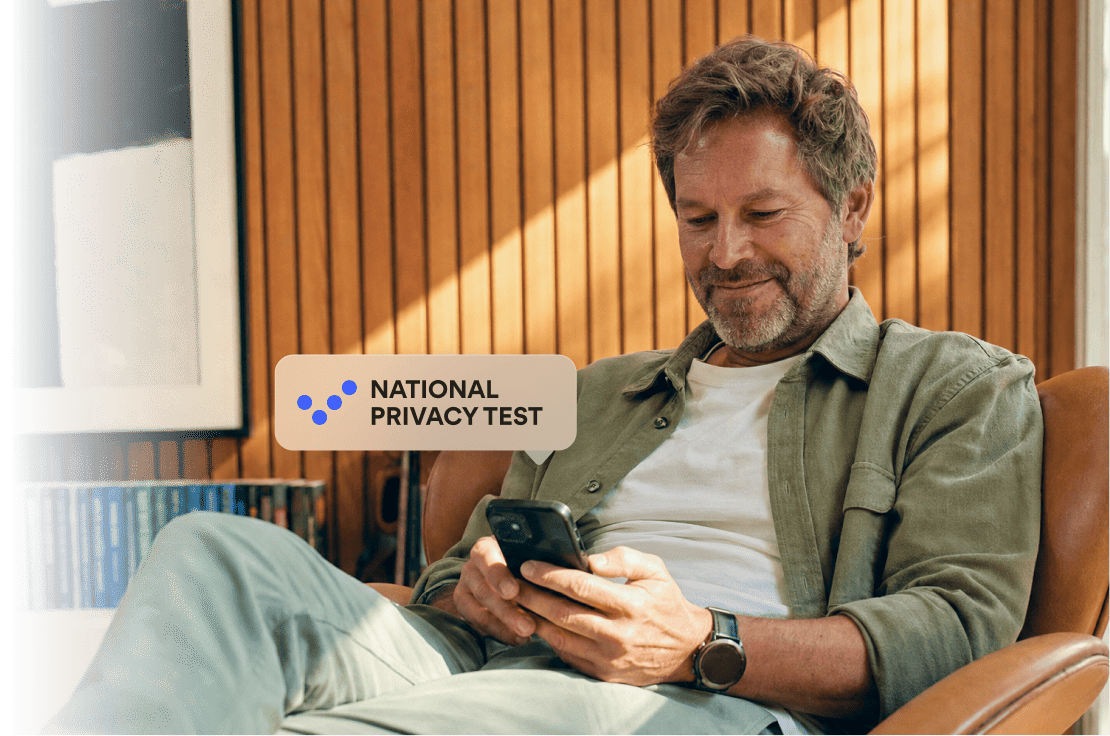 Ein Mann macht den National Privacy Test, um seine Online-Privatsphäre-Gewohnheiten zu überprüfen.