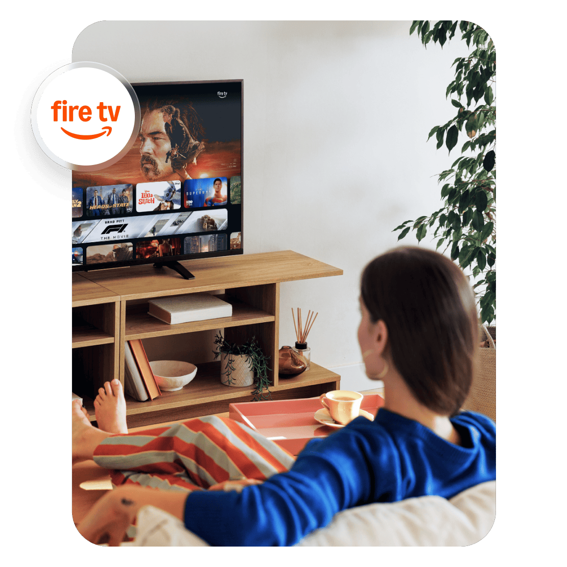 אישה גולשת בקטלוג שירות הסטרימינג של Prime Video.