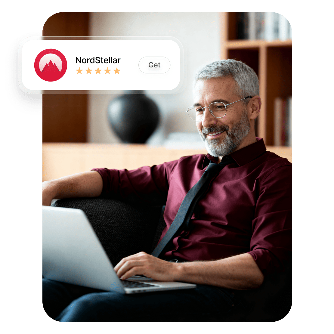 Una persona che utilizza un laptop per scaricare l'app NordStellar.