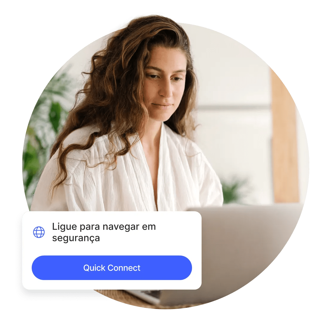 Uma mulher a ativar a função "Quick connect" da extensão para navegadores da NordVPN para uma navegação mais segura no seu portátil.