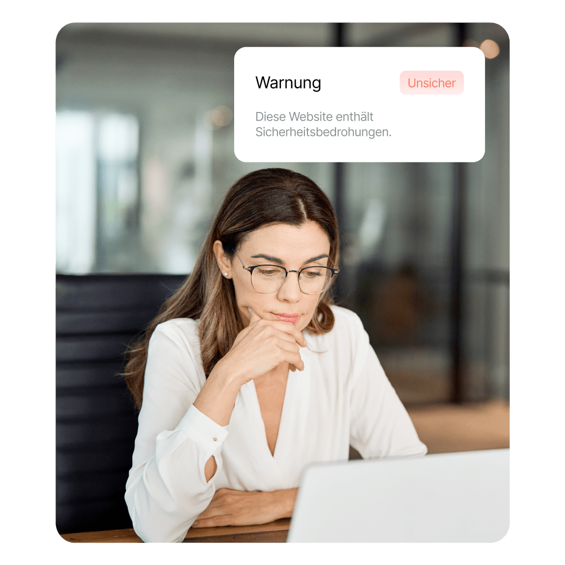 Eine Frau, die sich Gedanken über Cybersicherheitsprobleme macht.
