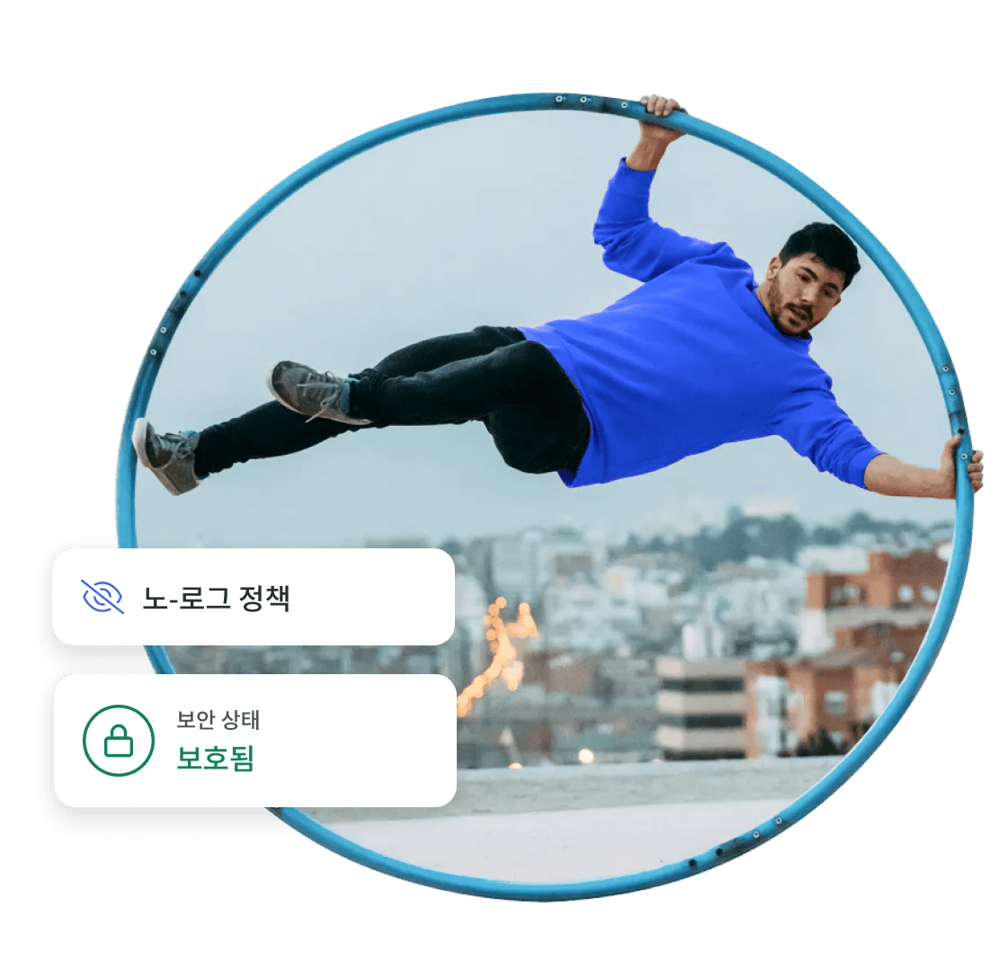 NordVPN이 인터넷 트래픽을 기록하지 않는다는 사실을 알고 자유롭고 안전하게 느끼며 사이어 휠 위에서 균형을 잡는 사람.