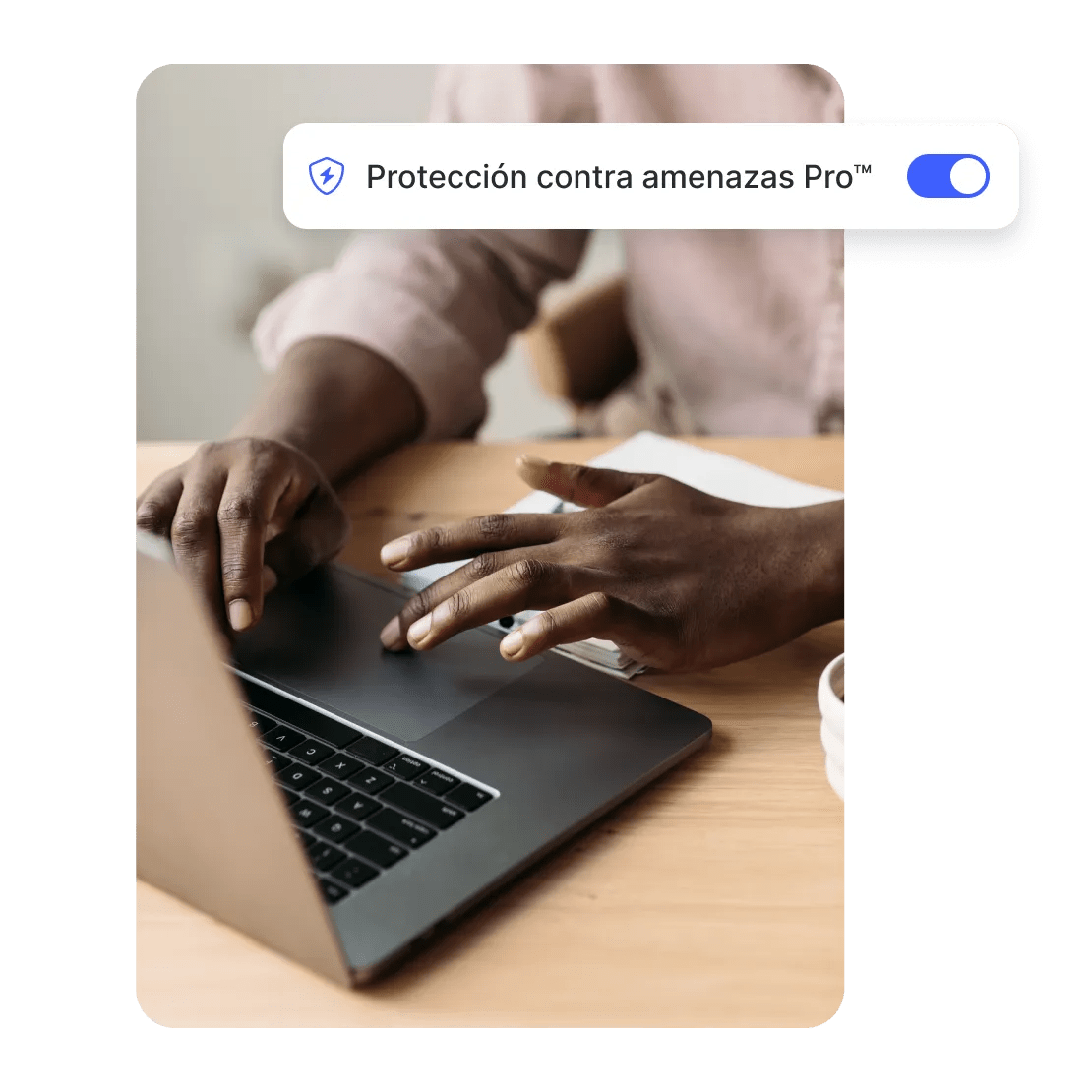 Un hombre navega por internet de forma segura desde el portátil con la característica Protección Pro contra amenazas activada.