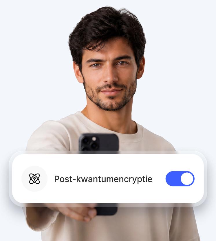 Een man gebruikt de schakelaar voor postkwantumencryptie van NordVPN om zijn internetverkeer te beschermen.