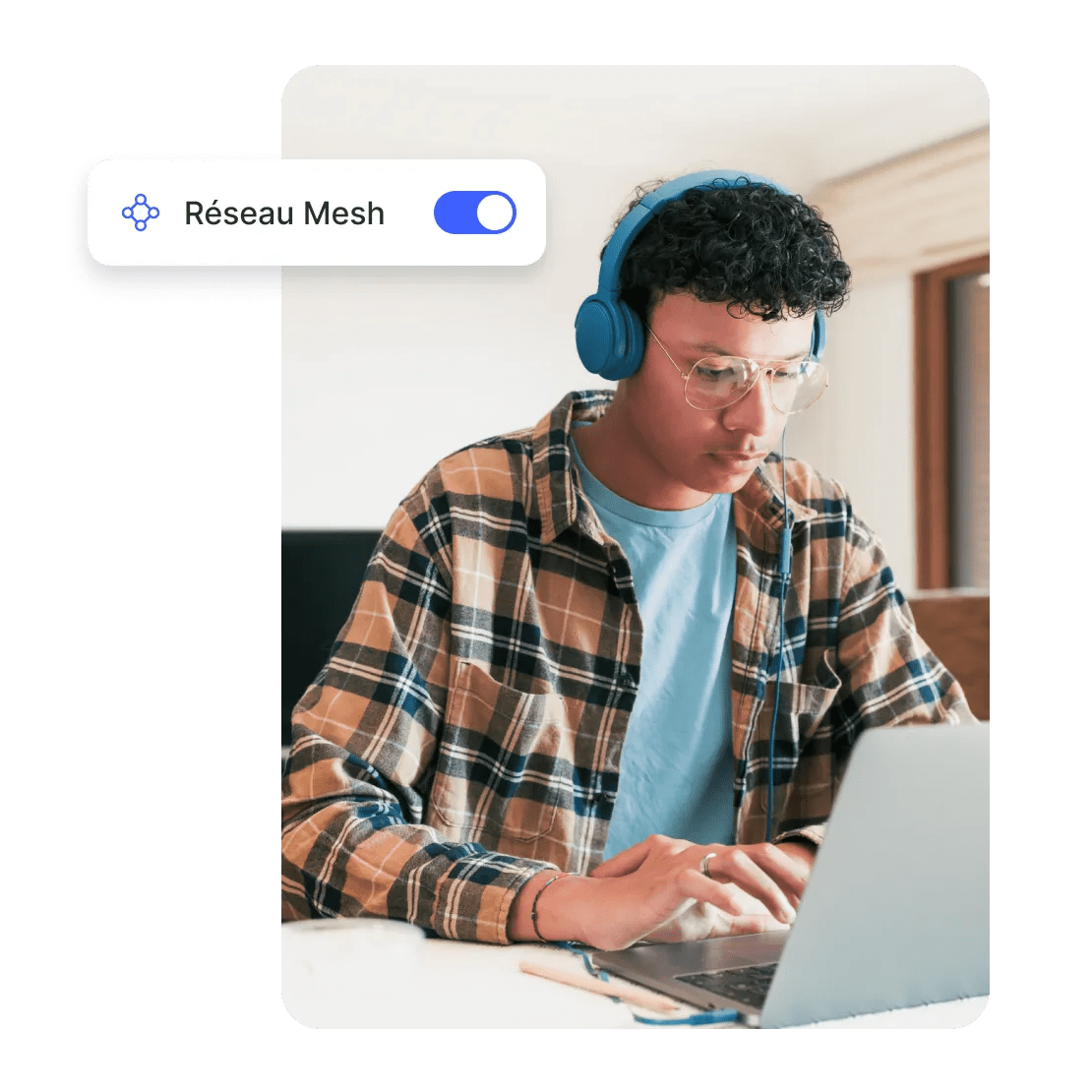 Une personne joue à des jeux multijoueur en LAN avec Réseau Mesh activé