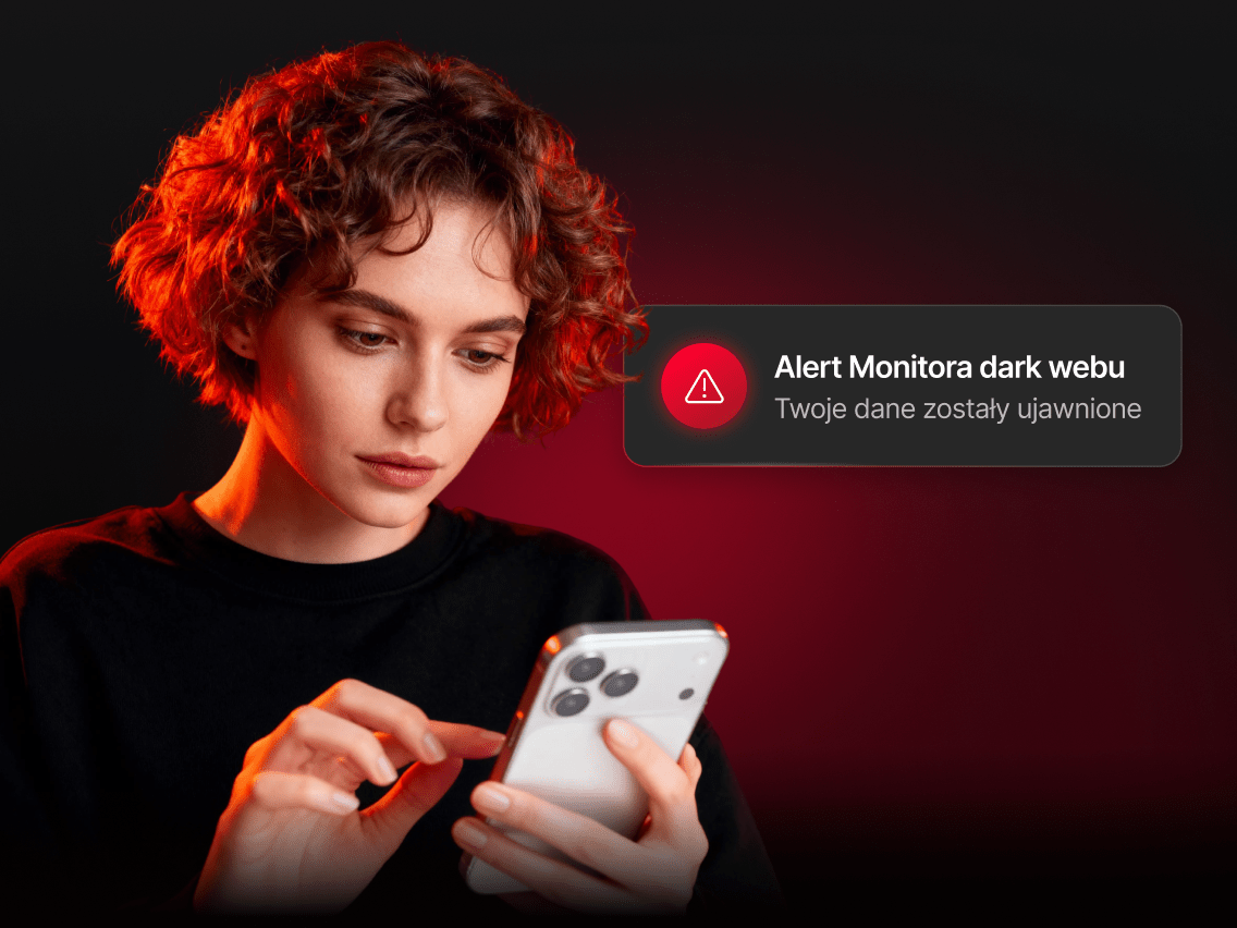 Osoba korzystająca z funkcji Monitora Dark Webu NordVPN na swoim smartfonie.