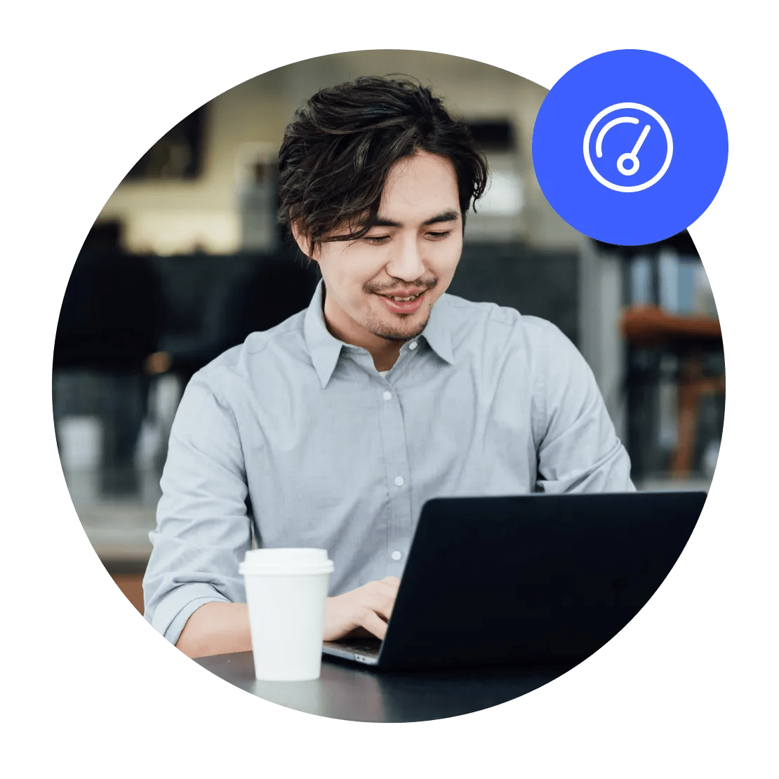 一名男子正在使用 NordVPN 浏览，以获得更多数字隐私。