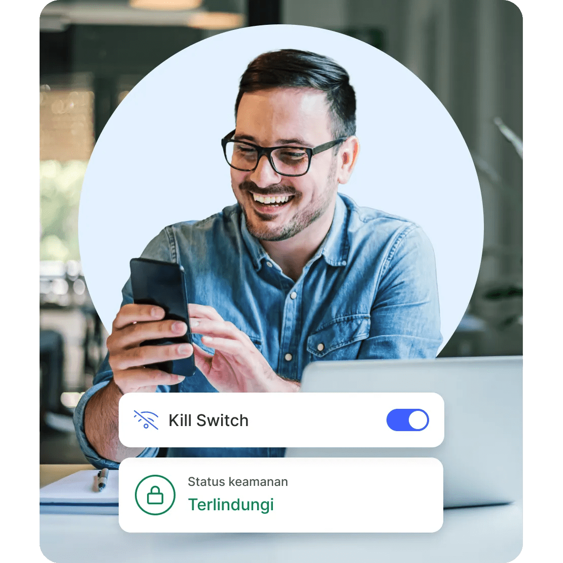 Seorang pria dengan senang menjelajah di ponsel pintarnya dengan mengaktifkan fitur Kill Switch.