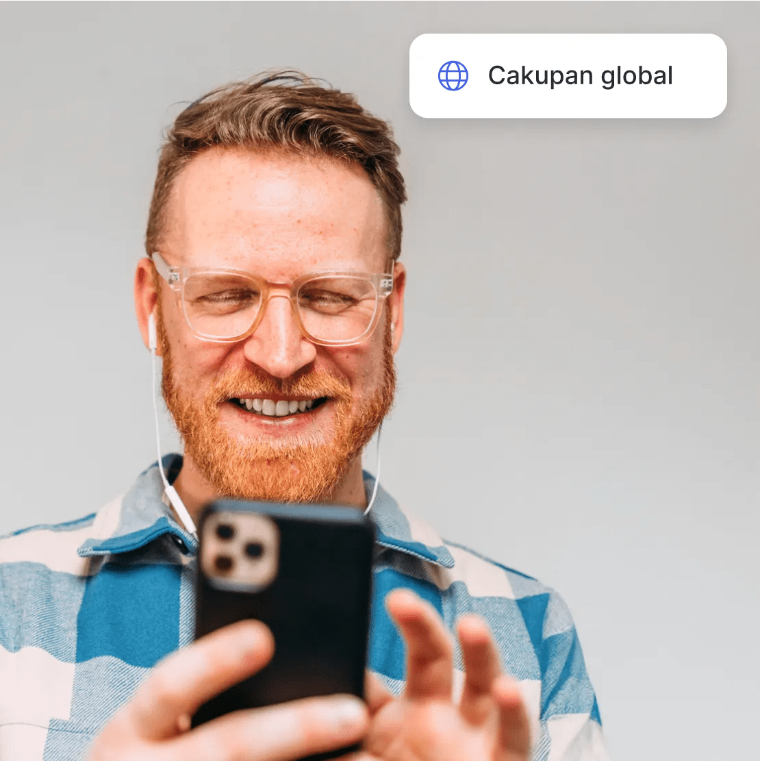 Seorang pria menikmati layanan VPN global di smartphone miliknya.