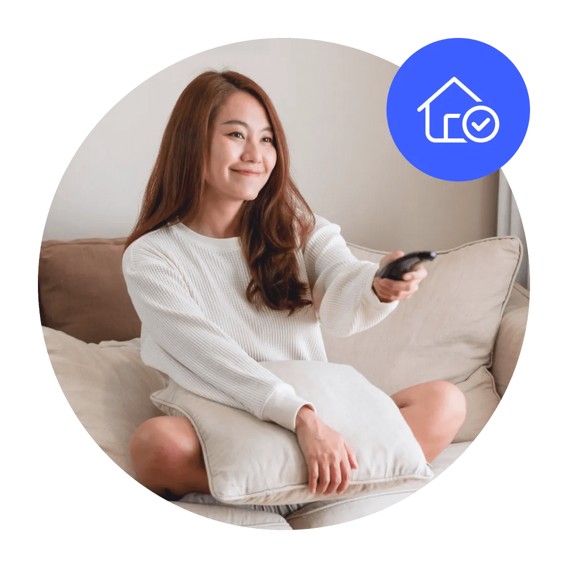 在 Apple TV 上使用 VPN 安全观看来自本国内容的女性。