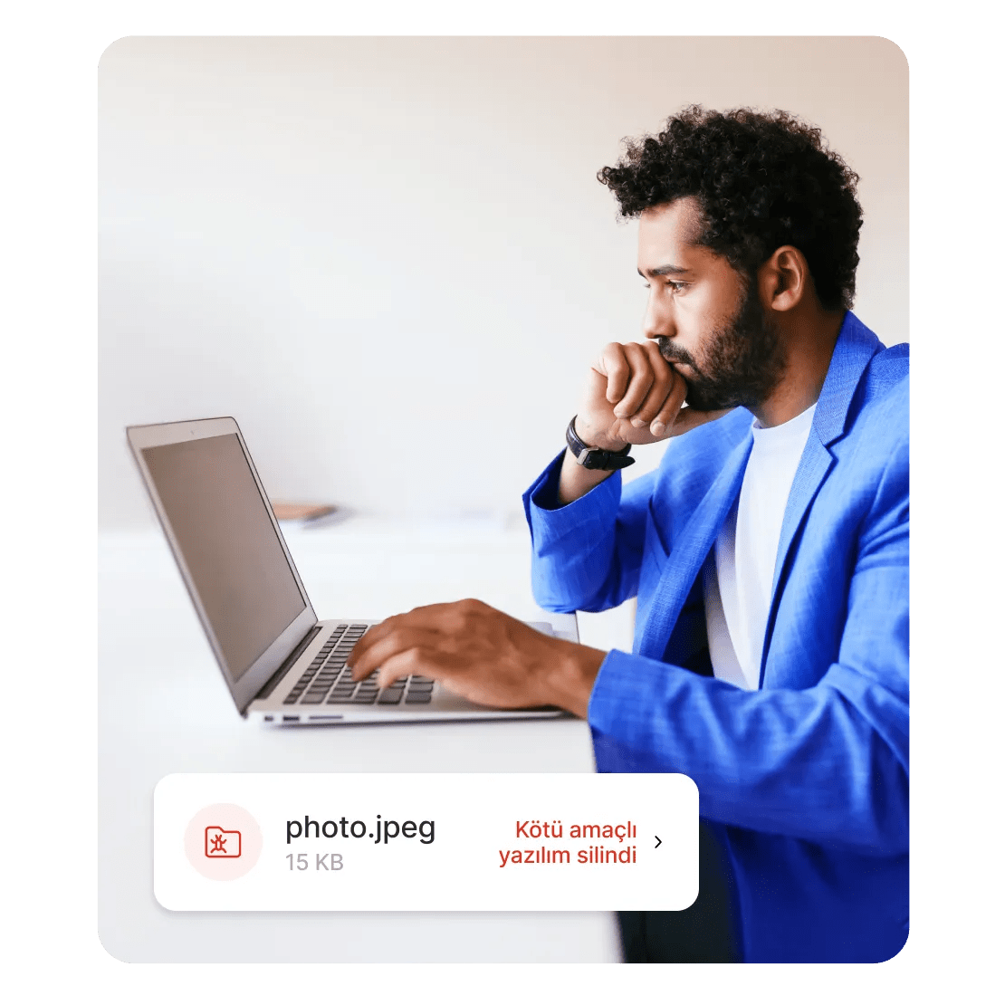 Bir kullanıcı, Threat Protection Pro™ tarafından gönderilen, indirdiği dosyada kötü amaçlı yazılım bulunduğuna dair uyarıyı okuyor.