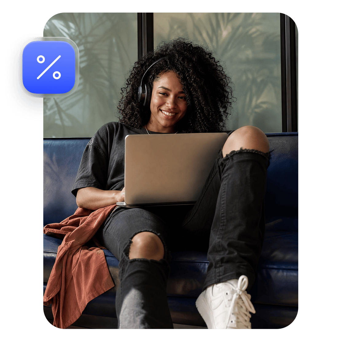 Eine Person, die an einem Laptop einen NordVPN-Gutscheincode einlöst.