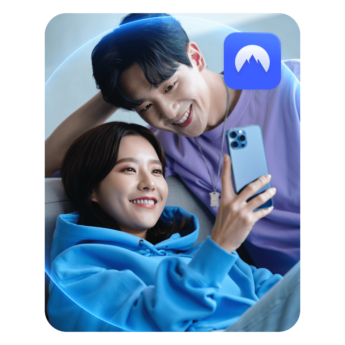 NordVPN 온라인 보호 기능을 적용하여 인터넷 서핑을 하는 커플.