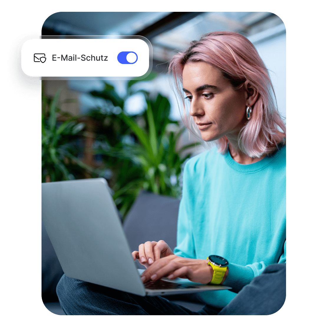 Eine Person, die ihre E-Mails mit dem E-Mail-Schutz von NordVPN sicherer abruft.
