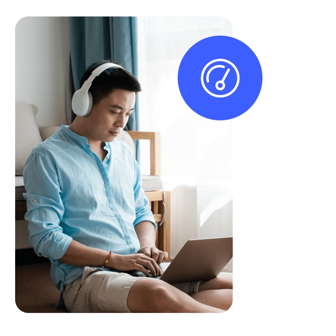 正在使用 NordVPN 觀看線上節目的年輕男性