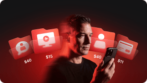 一名男子正在手機上瀏覽網頁，渾然不知他的個人資料在暗網早已被標價。