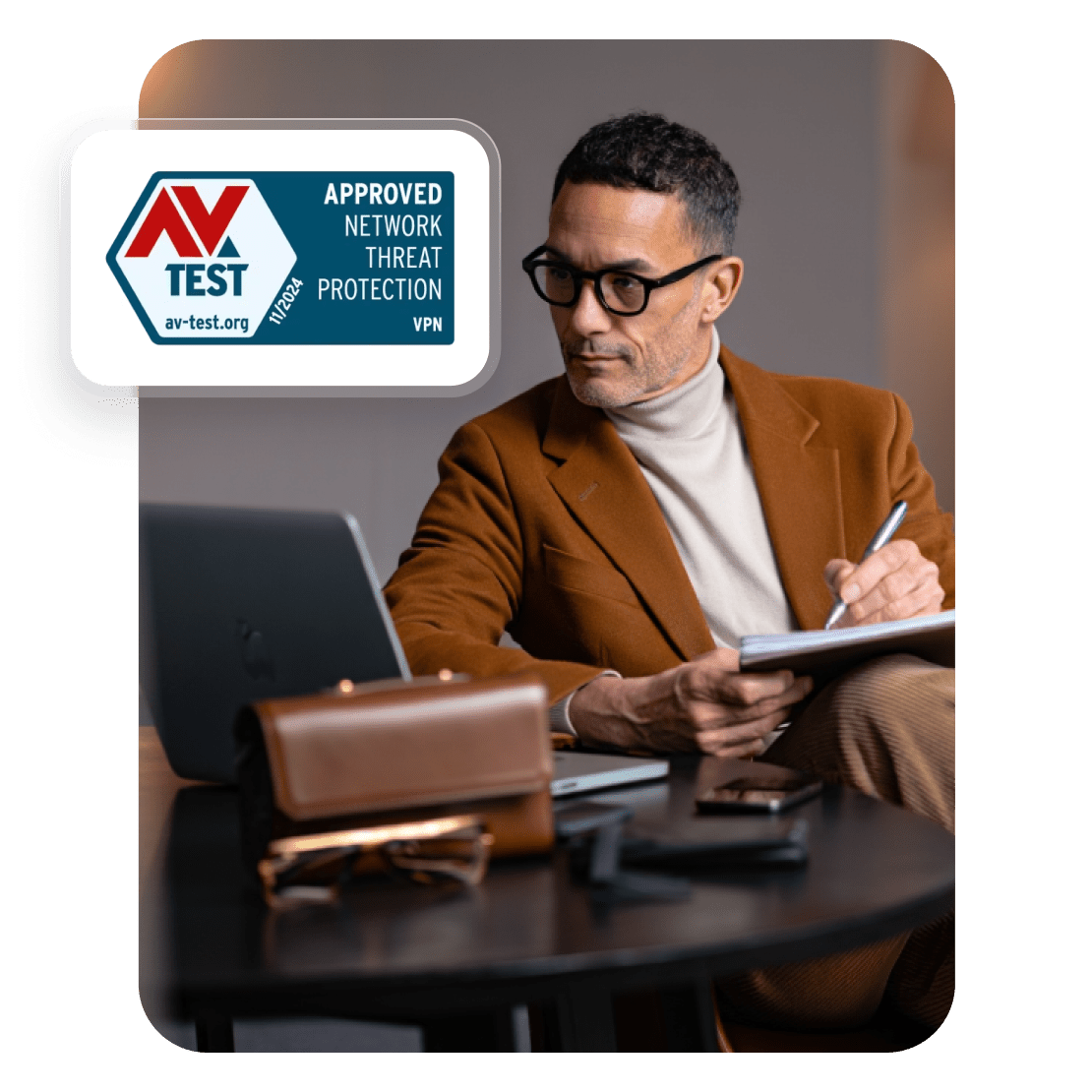 Un distintivo de AV-TEST que muestra a NordVPN como una VPN aprobada con protección contra amenazas de red.