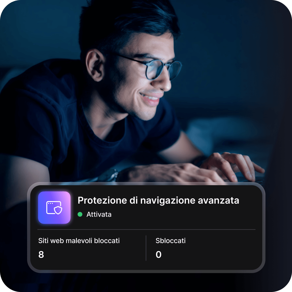 Un uomo che naviga in sicurezza su un laptop grazie all&#39;antivirus next-gen di NordVPN, che blocca i siti web pericolosi.