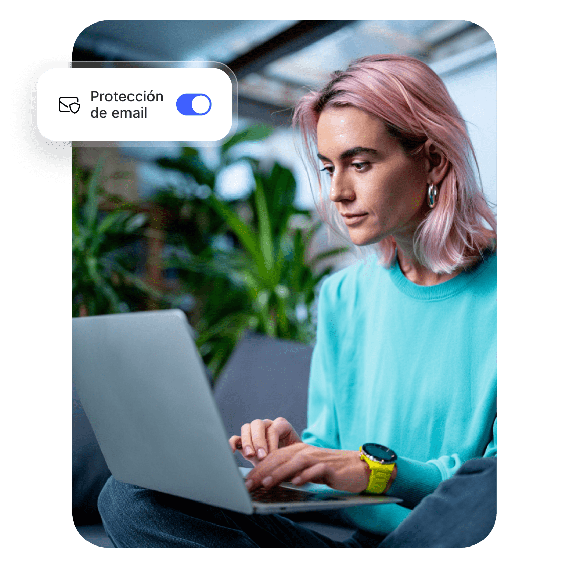 Una persona revisa sus emails de forma más segura con la protección de correo electrónico de NordVPN.