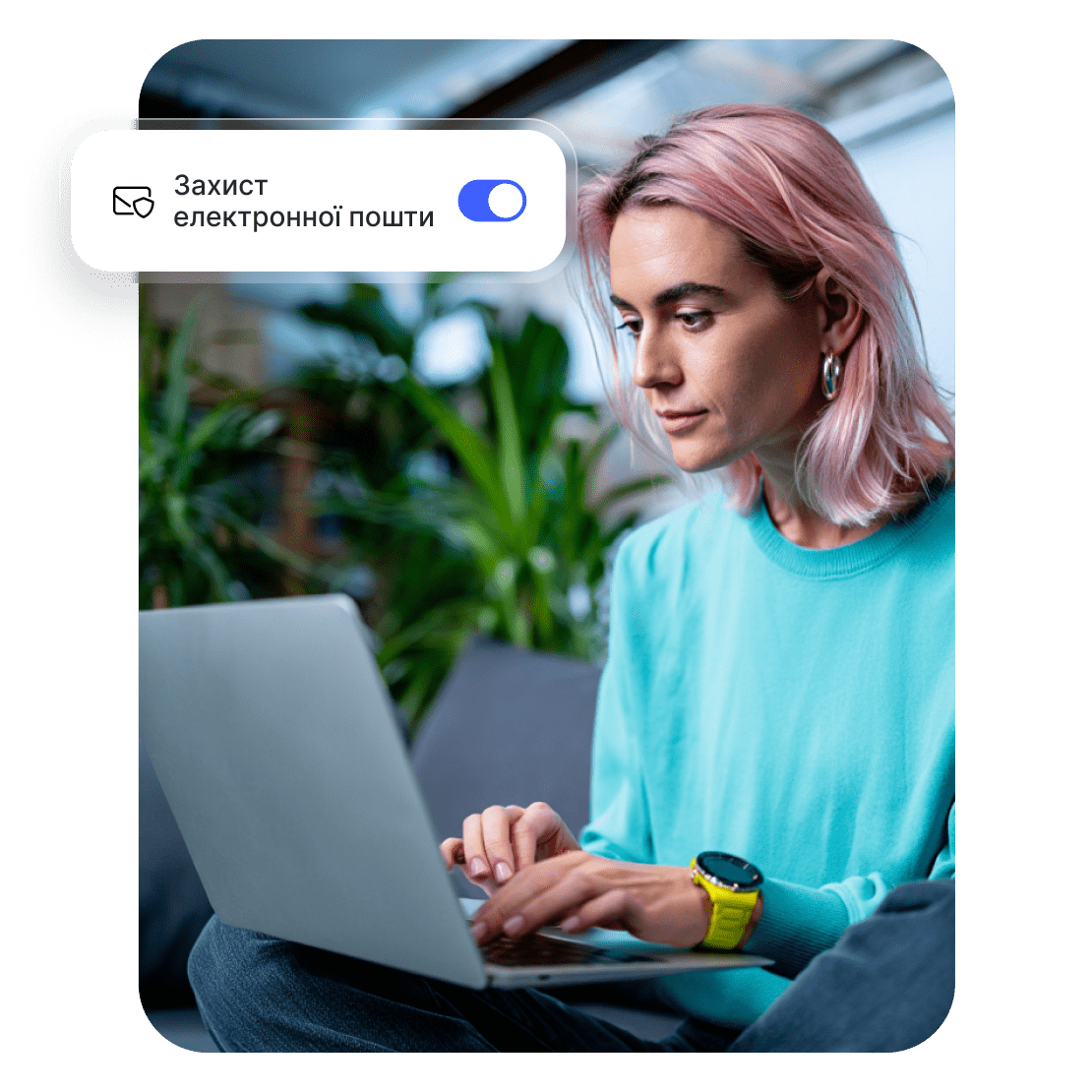 Людина переглядає електронну пошту безпечніше з функцією захисту електронної пошти від NordVPN.