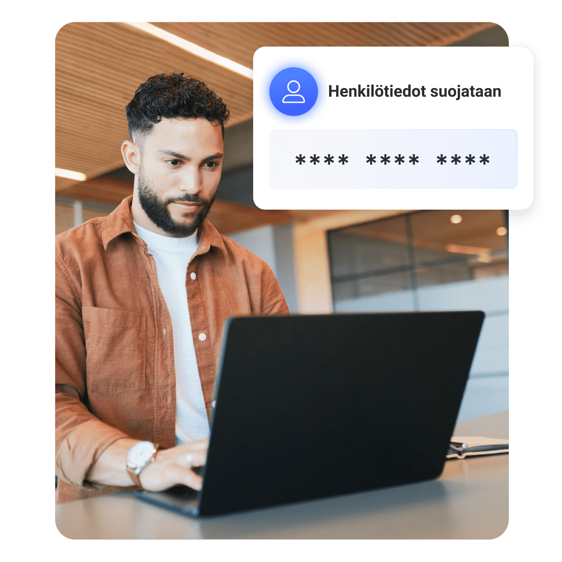 Mies selaa nettiä tietokoneella, jonka näytöllä näkyy ilmoitus suojatuista arkaluonteisista tiedoista.