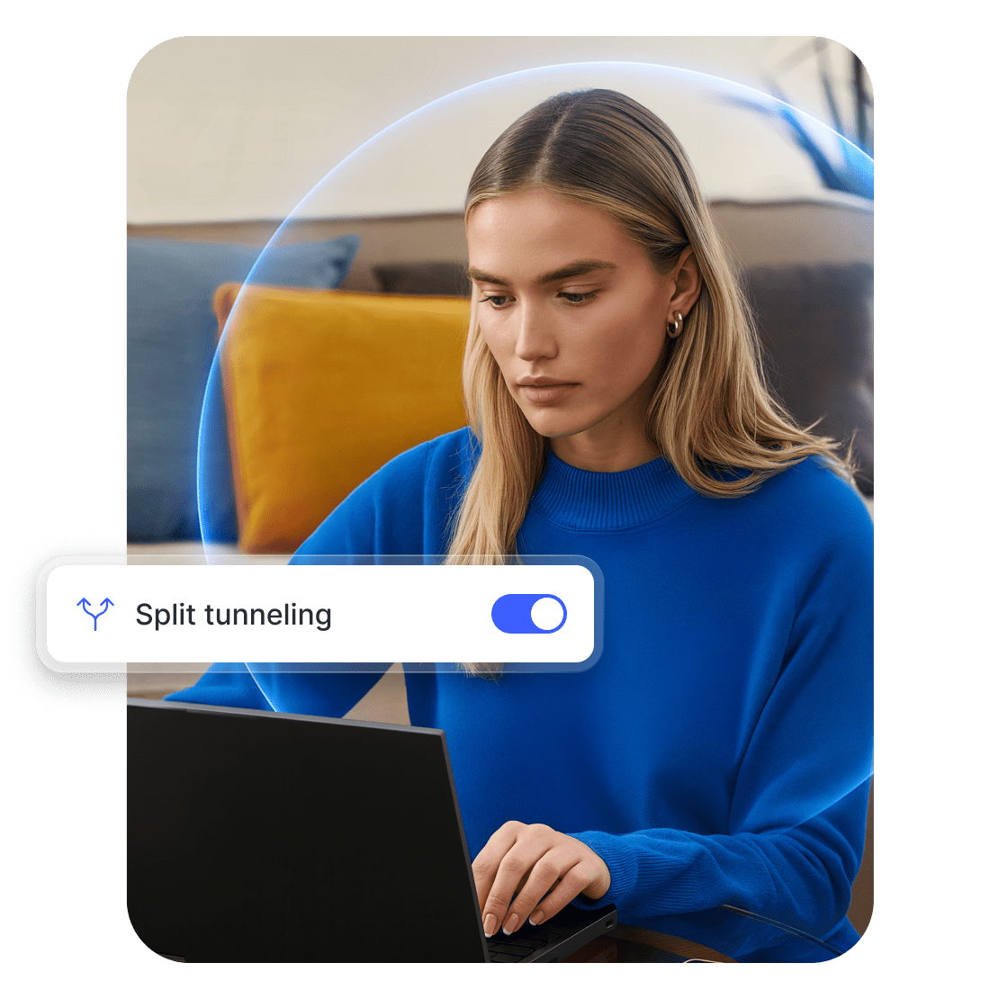En kvinne bruker et VPN på laptopen sin med split tunneling-funksjonen aktivert.