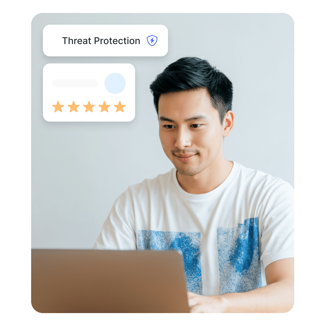 גבר כותב ביקורת חמישה כוכבים עבור Threat Protection Pro™ של NordVPN