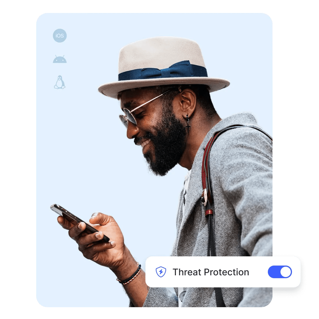 Un uomo naviga in modo sicuro sul suo smartphone grazie a Threat Protection.