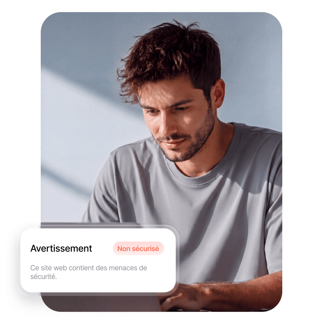 Un homme utilisant un logiciel de détection d'arnaques sur son ordinateur portable.