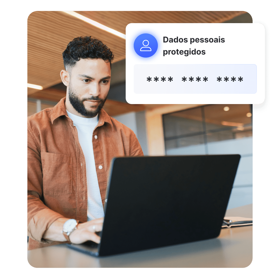 Um homem a navegar na Internet num computador com uma notificação sobre dados sensíveis seguros.