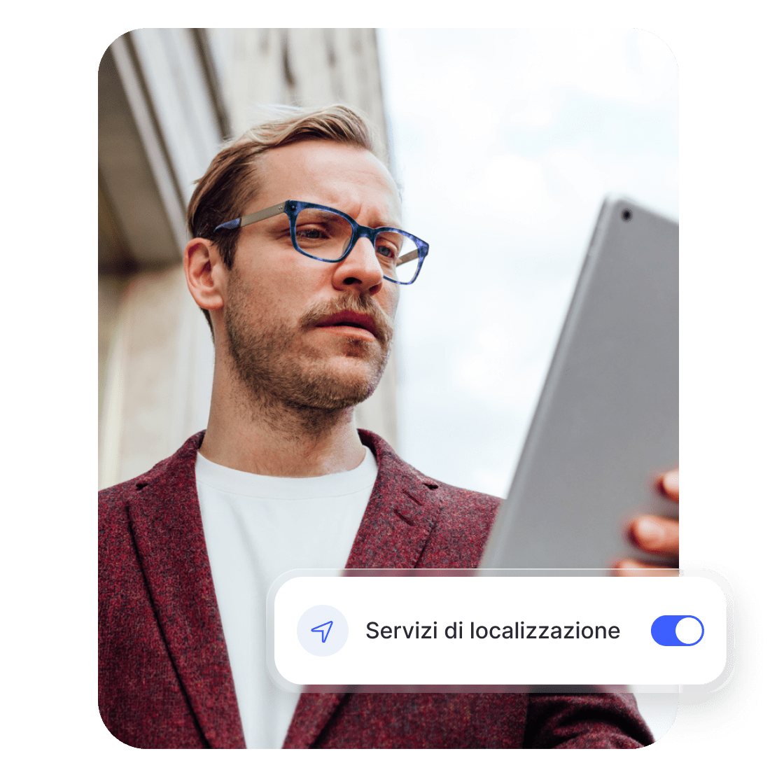 Una persona che utilizza una VPN sul proprio tablet per limitare il tracciamento della posizione.