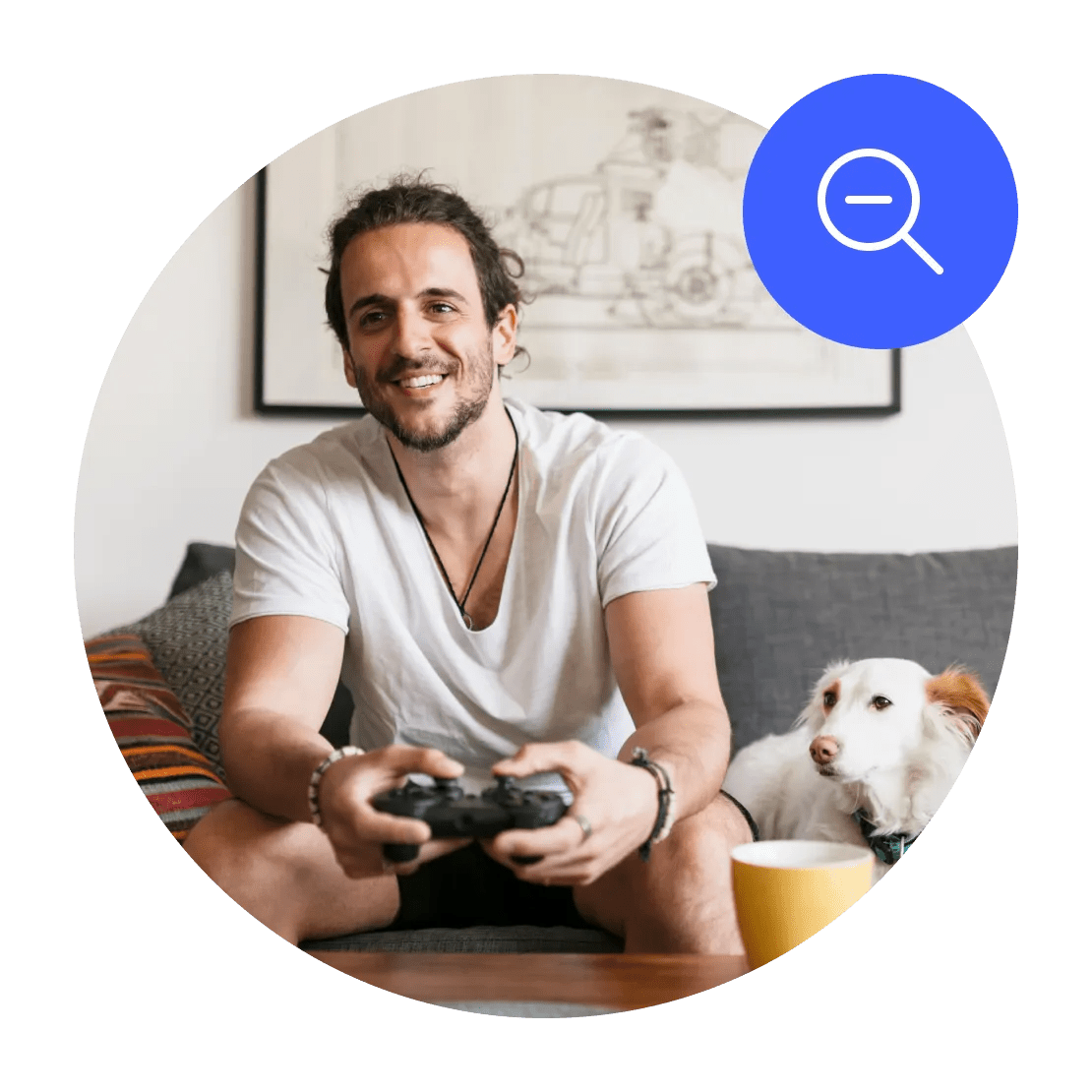 Um homem no sofá usando uma VPN para jogar no Xbox com mais privacidade online.