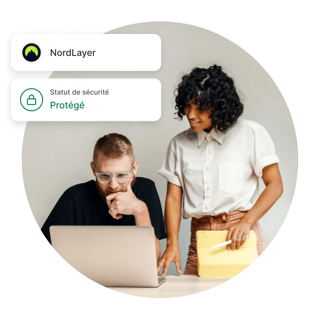 Un homme et une femme travaillant au bureau tout en étant protégés par une solution VPN d&#39;entreprise
