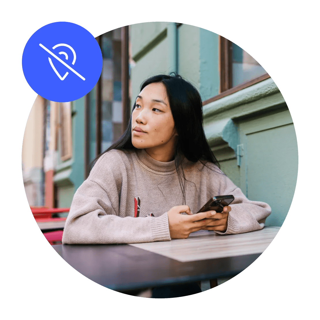 Uma mulher pesquisa no celular em público com um IP alterado