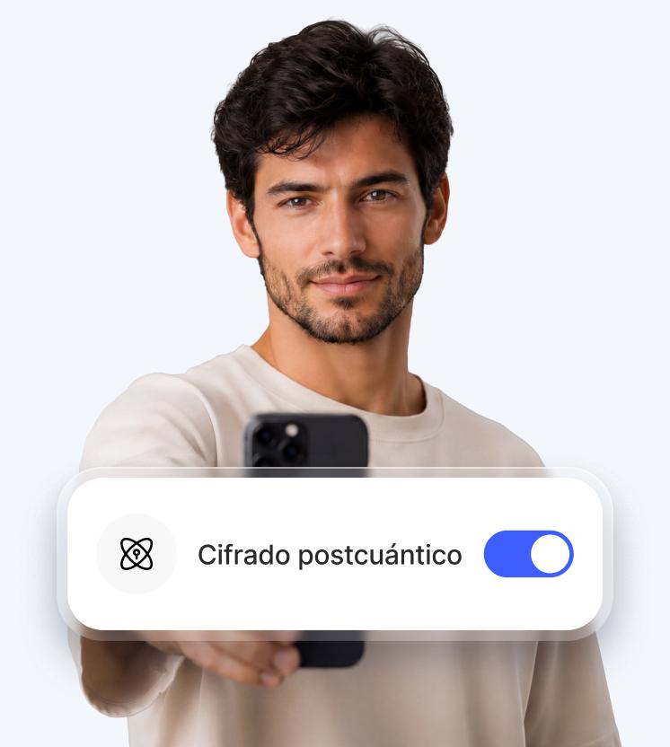 Un hombre utiliza el cifrado poscuántico de NordVPN para proteger su tráfico de internet.
