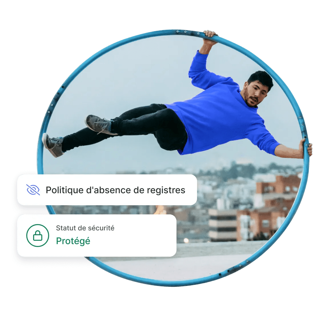 Une personne en équilibre sur une roue Cyr, se sentant libre et en sécurité, sachant que NordVPN n’enregistre pas son activité en ligne.