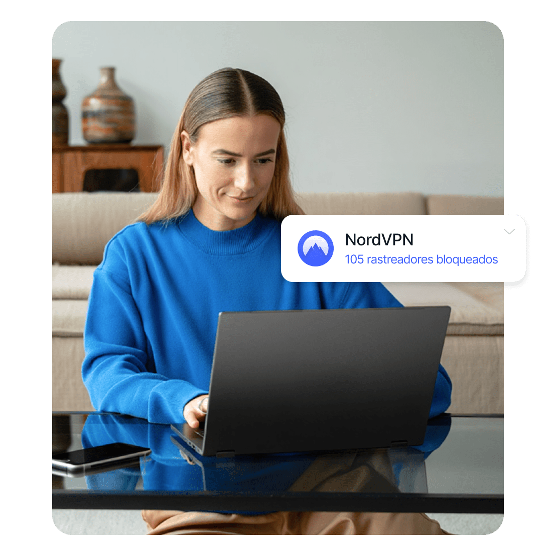 Una mujer busca ofertas del Cyber Monday en su portátil con NordVPN activado para bloquear los rastreadores.