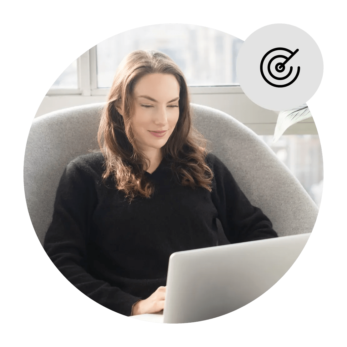 Uma mulher a verificar alertas do Dark Web Monitor sobre o Chromebook dela.