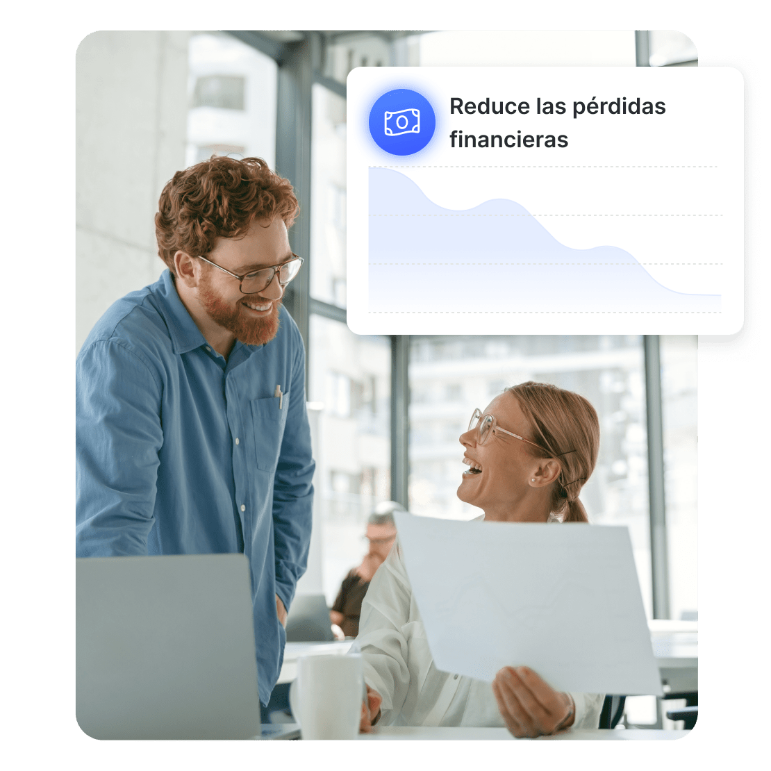 Un hombre y una mujer debaten cómo la ciberseguridad reduce las pérdidas financieras.