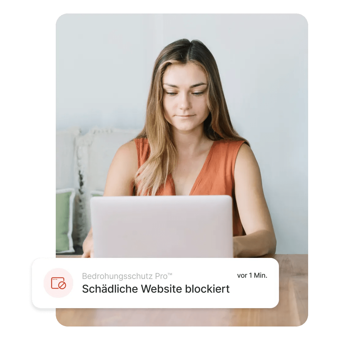 Eine Person, die eine Warnung von Bedrohungsschutz Pro™ über eine blockierte bösartige Website liest.