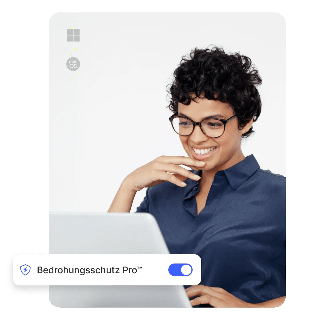Eine Frau genießt es, auf ihrem Laptop sicherer zu surfen, mit Bedrohungsschutz Pro™.