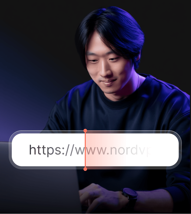차세대 안티바이러스가 URL에서 추적 매개변수를 제거하는 노트북을 사용하는 남성.