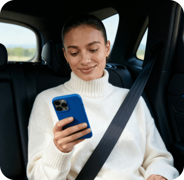 Una persona usando un smartphone con una dirección IP estática.