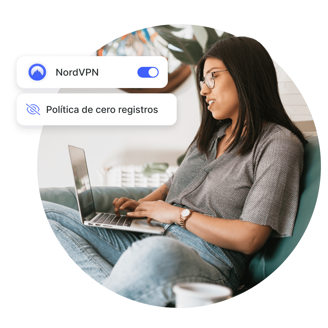 Una persona que navega por la web en su computadora, protegida con la política de cero registros de NordVPN.